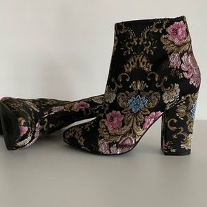 Adley ancke boots embroidered flowers 4" heel